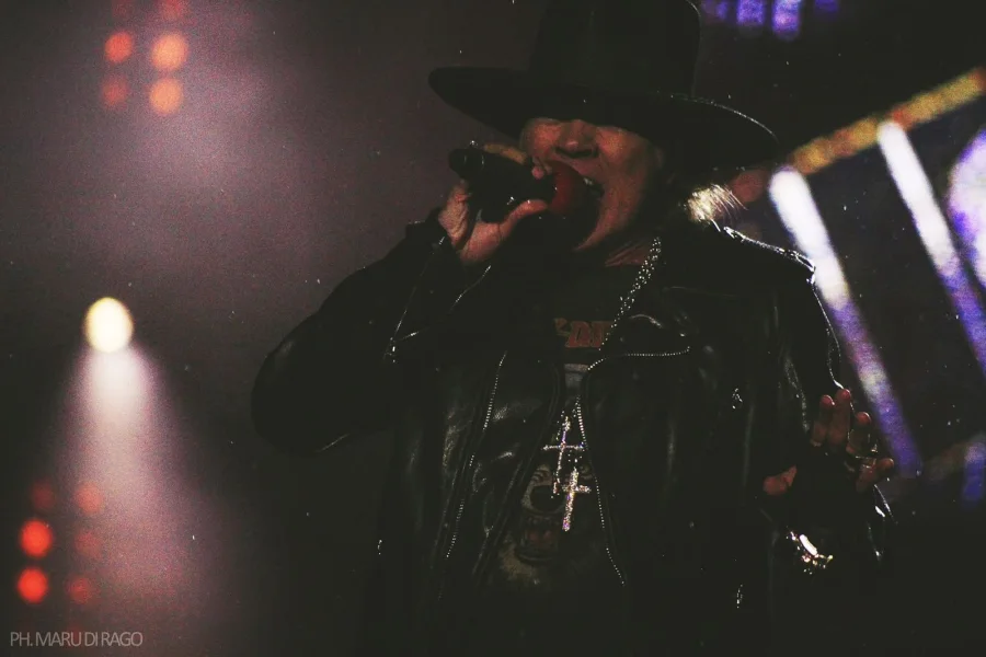 Primer plano de Axl Rose cantando con Guns N' Roses, foto de Maru di Rago