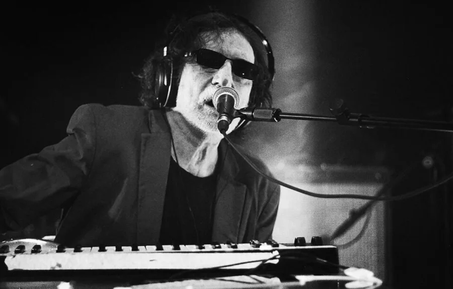 Charly García tocando el teclado en vivo, foto de Maru di Rago