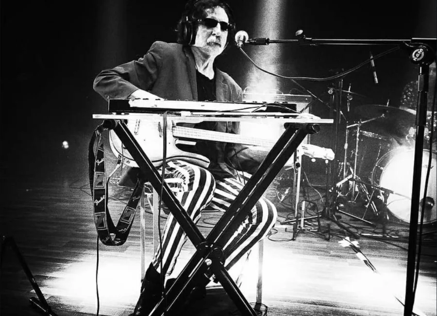 Charly García tocando el teclado en vivo, foto de Maru di Rago