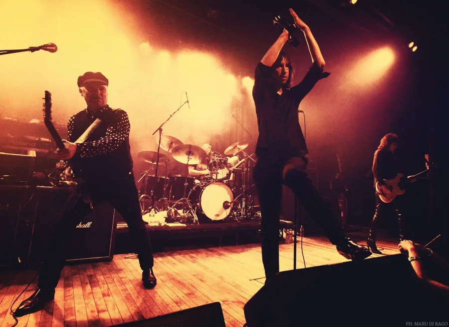 Bobby Gillespie saltando en vivo con Primal Scream, foto de Maru di Rago