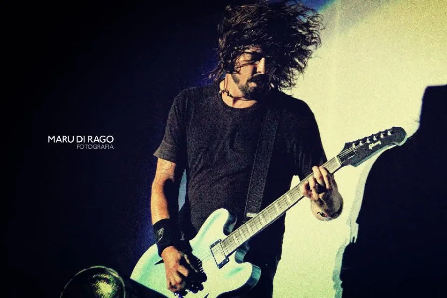 Dave Grohl tocando la guitarra con Foo Fighters, foto de Maru di Rago