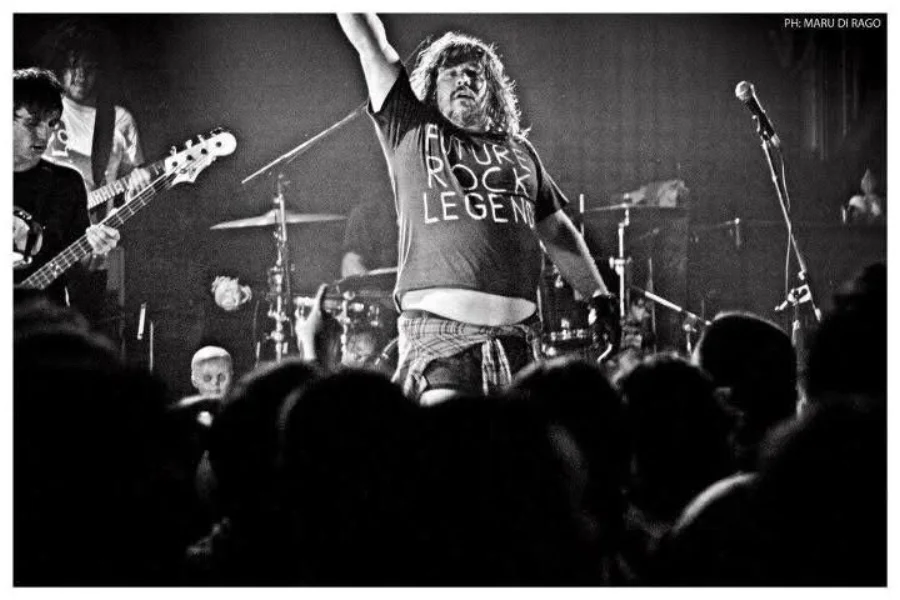Cantante de Massacre en vivo entre el público, foto de Maru di Rago