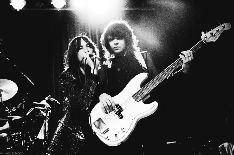 Bobby Gillespie cantando junto a la bajista de Primal Scream, foto de Maru di Rago