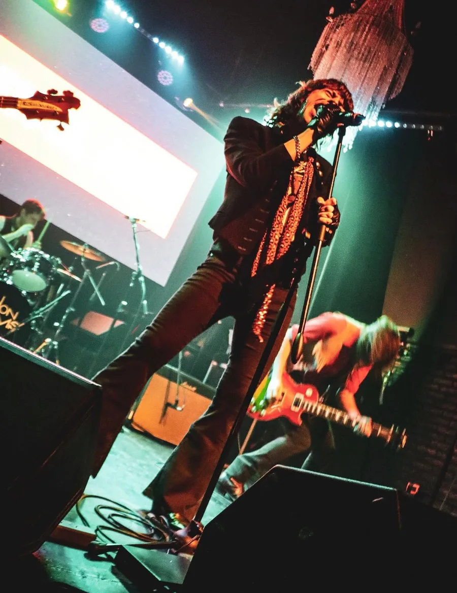 El cantante de Don Adams en vivo, foto de Maru di Rago