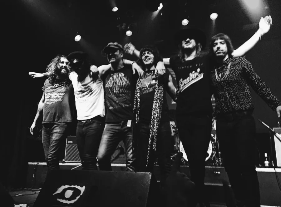Don Adams sobre el escenario, saludando al público, foto de Maru di Rago