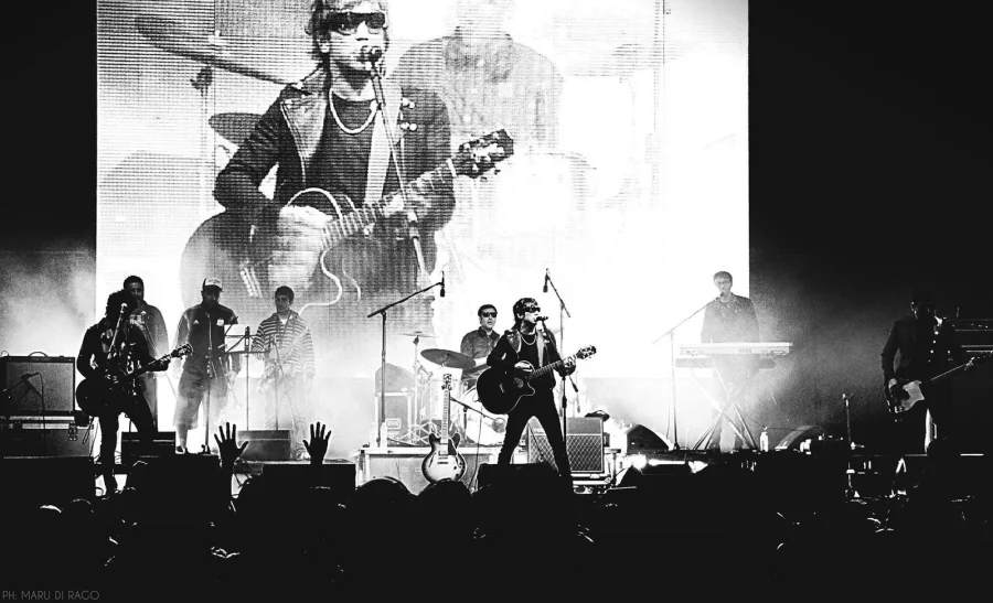 Turf en vivo con guitarra acústica y pantalla de fondo, foto de Maru di Rago