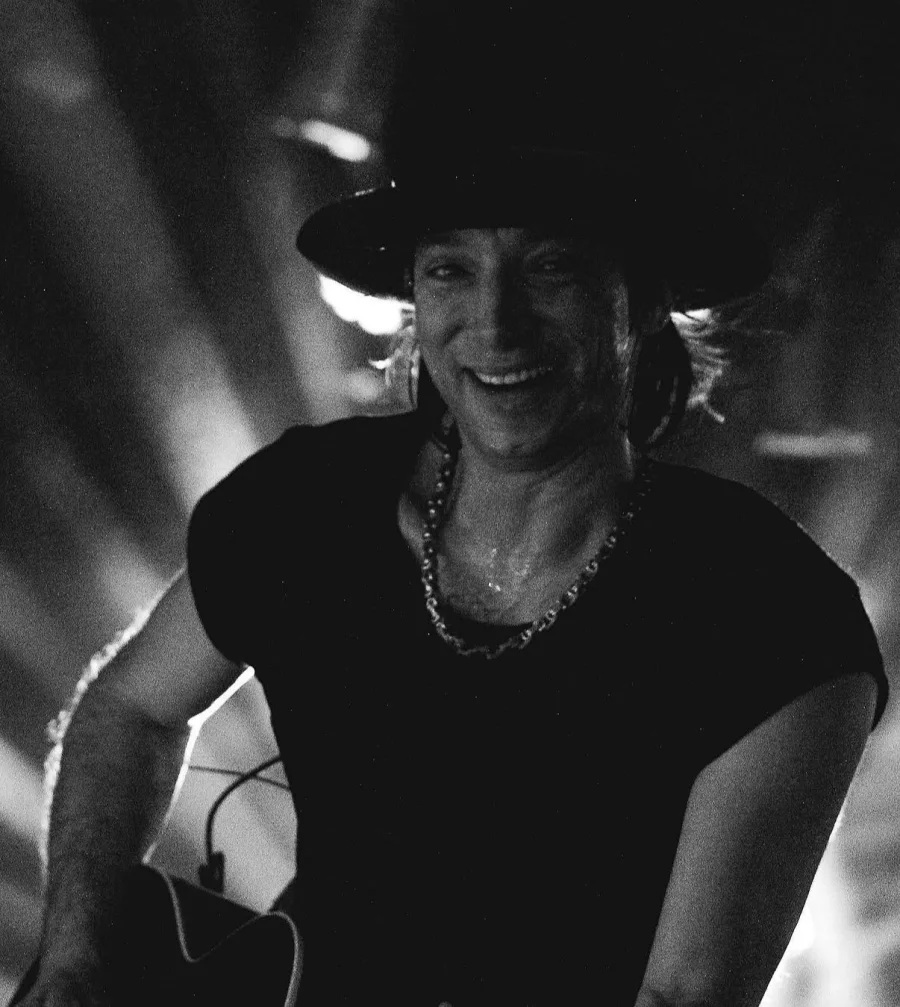 Joaquín, de Turf, sonriendo en vivo, foto de Maru di Rago