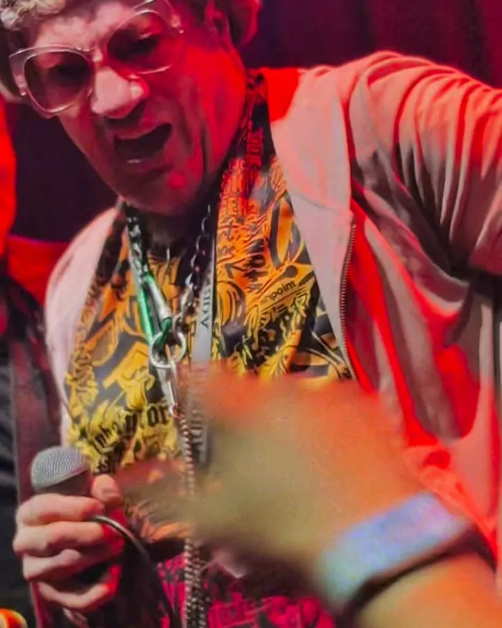 Primer plano del cantante de una banda en vivo, filmado por Ratón Videos