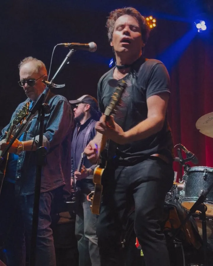 Una banda entera sobre el escenario, en vivo