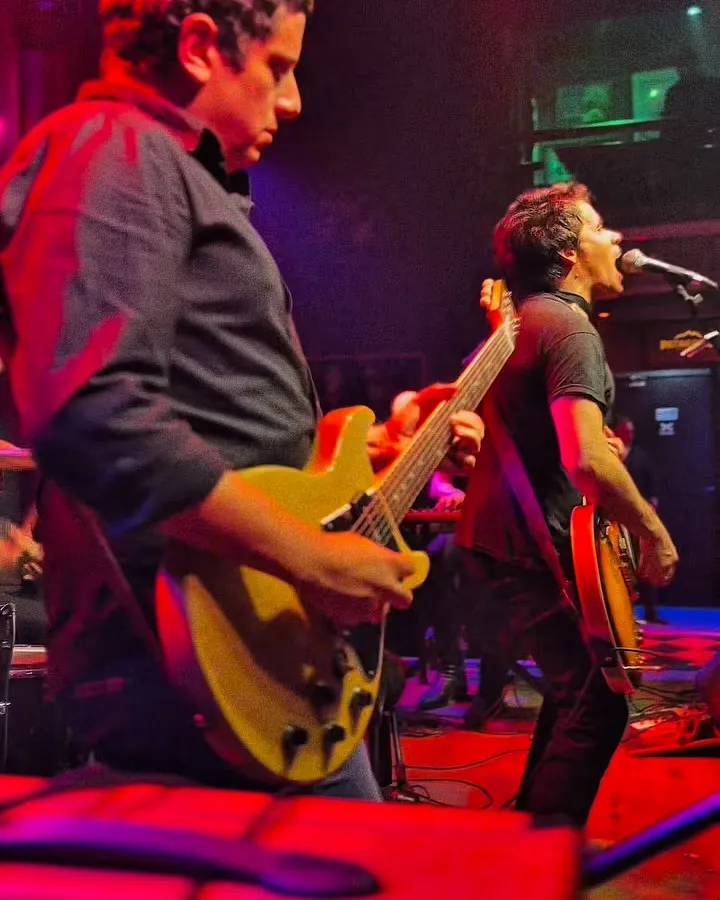Bajo y voz en un show del circuito porteño