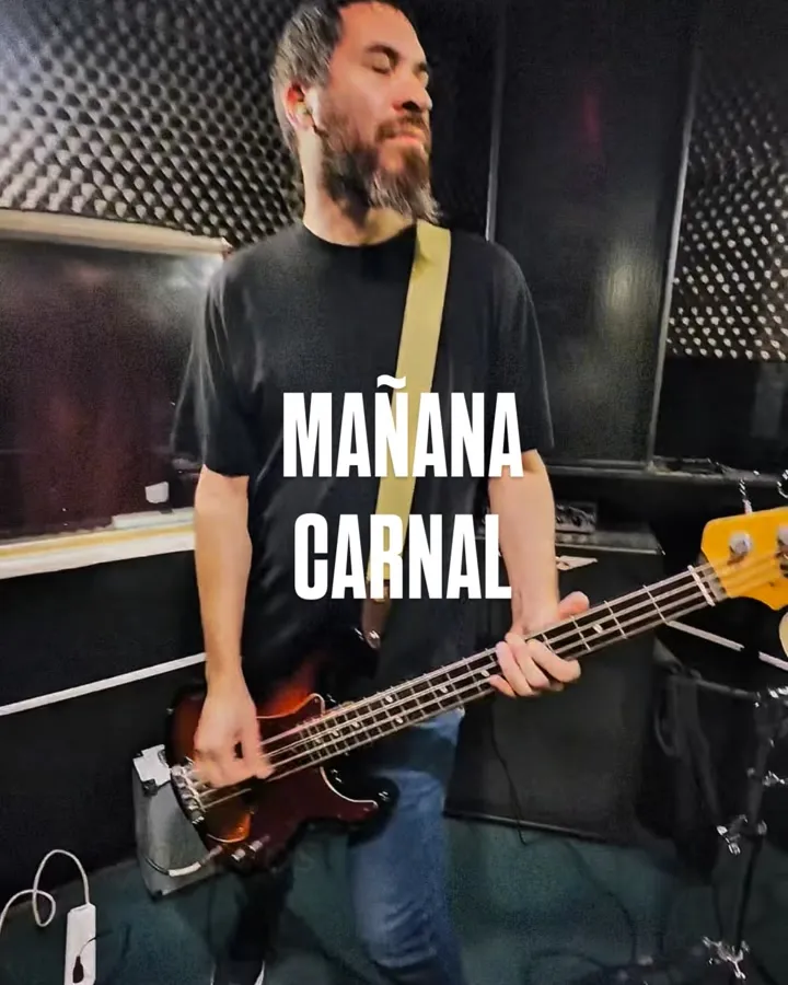 El bajista de MAGOS ensayando para la fecha de Carnal
