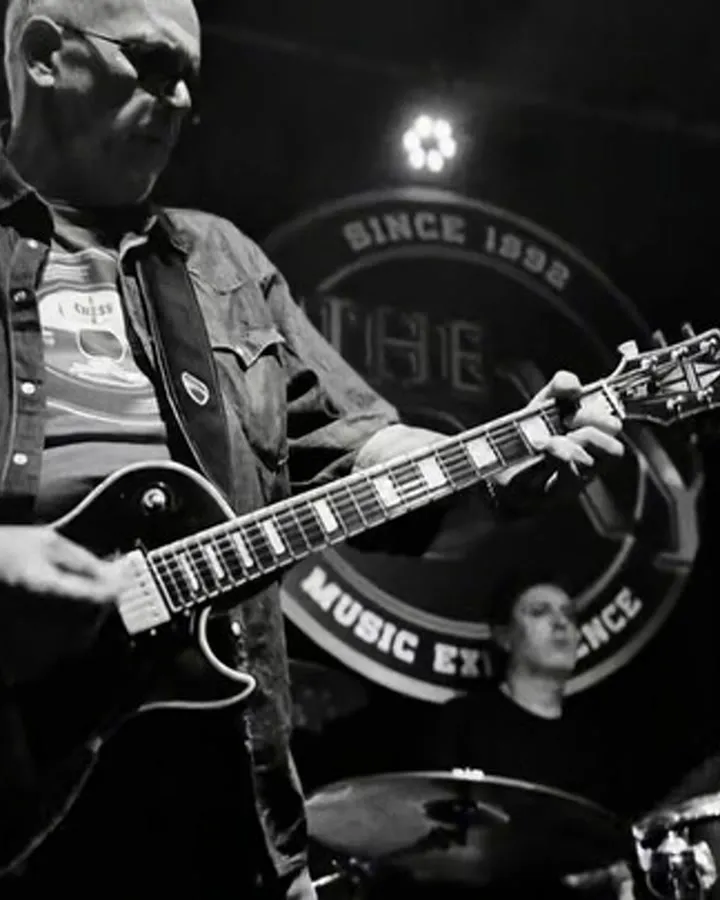 Guitarrista en blanco y negro sobre el escenario