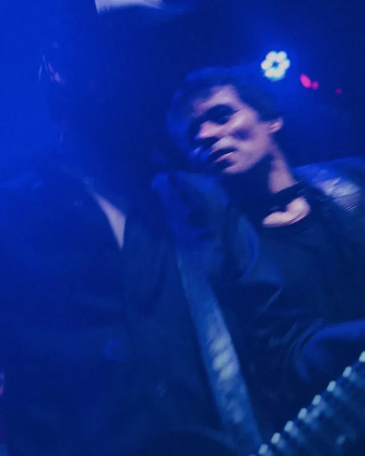 Show en penumbras, luz azul sobre el escenario