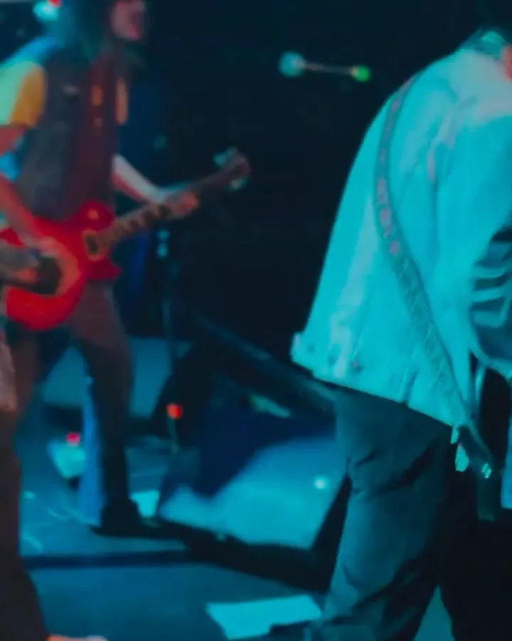 Una banda en vivo, con luz azul sobre el escenario